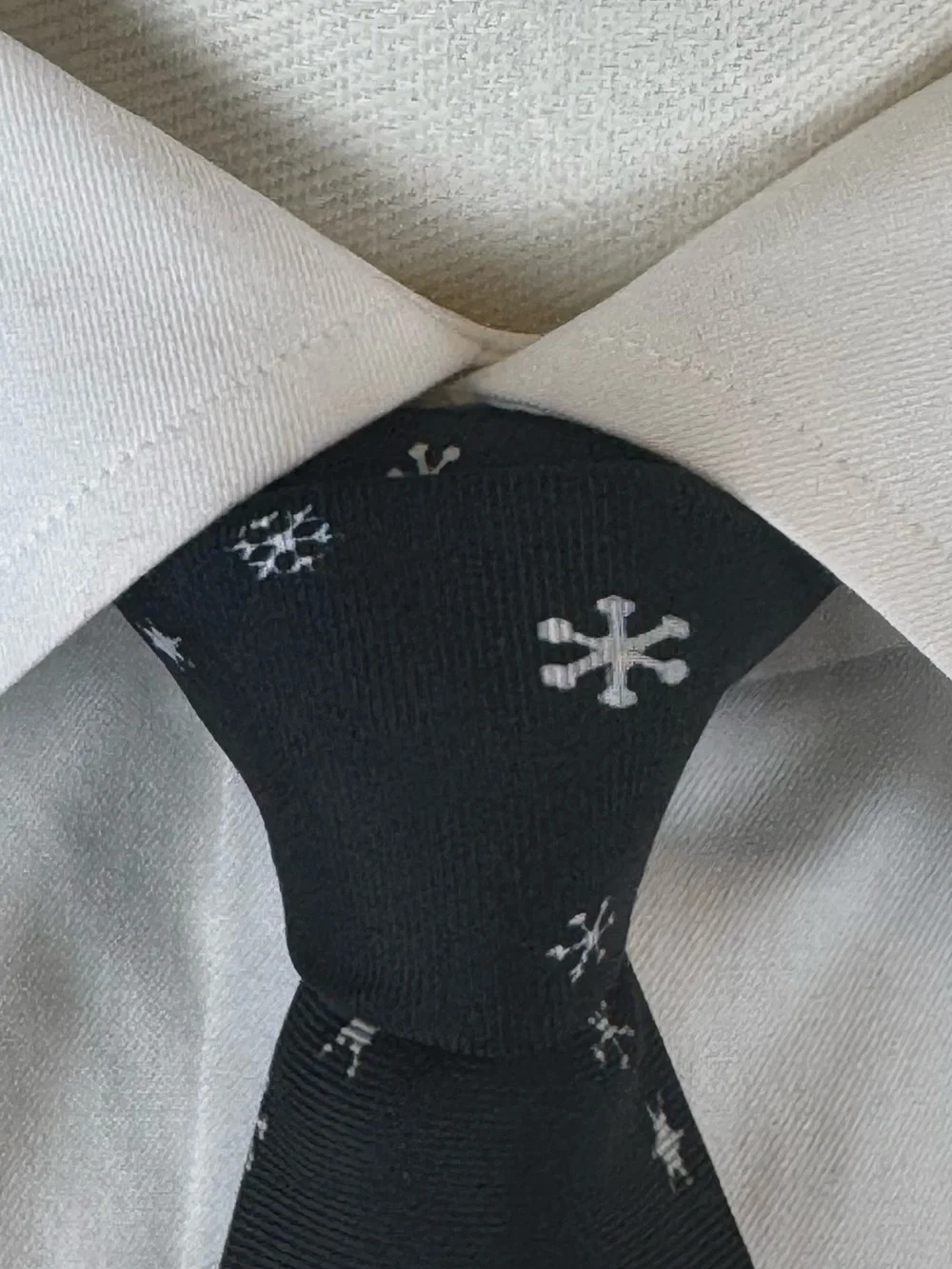 Brooks Brothers Makers Men’s Necktie Black Silk Tie with White Snowflakes